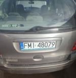 Tył środka transportu z widoczną tablicą rejestracyjną. 