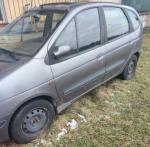 Bok samochodu w kolorze szarym. Koła na felgach stalowych. 