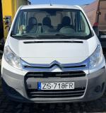 przód białego Citroena Jumpy z widocznym uszkodzeniem przedniej atrapy 