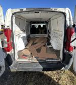 środek białego Citroena Jumpy, z widocznymi brakami elementów plastikowych, brak ściany grodziowej 