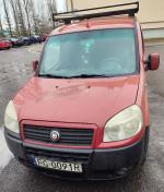 Przód czerwonego Fiata Doblo, z widocznymi przetarciami lakieru