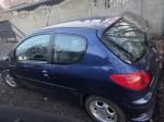 lewy bok i tył pojazdu Peugeot 206, kolor niebieski metalik, szyby bez uszkodzeń