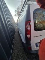 Lewy bok i tył pojazdu pojazdu Renault Kangoo, kolor biały, szyby bez uszkodzeń