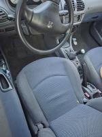 wnętrze pojazdu Peugeot 206, ciemny kolor tapicerki