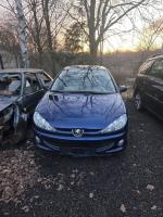 przód pojazdu Peugeot 206, kolor niebieski metalik, szyby bez uszkodzeń, reflektory w dobrym stanie