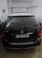 Tył czarnego Mercedes-Benz ML 350 bez widocznych uszkodzeń z zamontowanym hakiem holowniczym