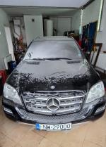 Przód czarnego Mercedes-Benz ML 350 bez widocznych uszkodzeń