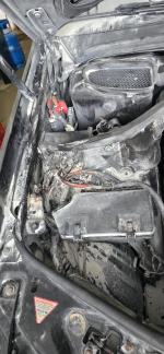 Komora silnika z widocznymi uszkodzeniami po zwarciu instalacji