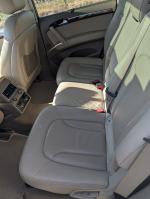 Wnętrze Audi Q7 utrzymane w kolorach beżu, fotele z skórzanym obiciem , brak widocznych śladów uszkodzeń