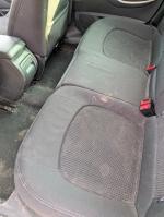 Tylne fotele Citroen C5 z materiałowym obiciem, tapicerka foteli w dolnej części poplamiona  w górnej części lekko rozerwana