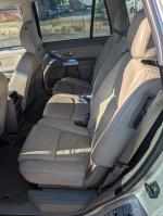 Tylne fotele volvo XC 90 utrzymane w kolorach beżu, widoczne ślady eksploatacji w niektórych miejscach widoczne ślady przebarwienia