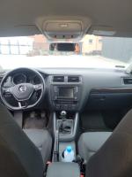 Wnętrze czarnego Volkswagena Jetta bez widocznych uszkodzeń tapicerki