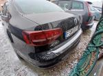 Tył czarnego Volkswagena Jetta bez widocznych uszkodzeń