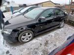 Lewy bok czarnego Volkswagena Jetta z widocznymi licznymi uszkodzeniami powłoki lakierniczej każdego elementy