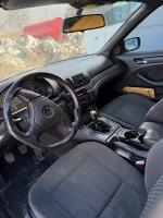 Czarne BMW, zdjęcie wnętrza pojazdu, zintegrowany radioodtwarzacz CD, czarna tapicerka welurowa, skrzynia manualna, elektrycznie sterowane szyby i lusterka