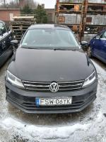 Przód czarnego Volkswagena Jetta bez widocznych uszkodzeń