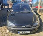 przód granatowego Peugeot 206,  z widocznymi przetarciami lakieru oraz wgnieceniami