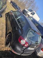 lewy bok i tył pojazdu Volkswagen Golf, kolor czarny, szyby bez uszkodzeń, widoczne obtarcia lakieru