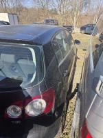 prawy bok i tył pojazdu pojazdu Volkswagen Golf, kolor czarny, szyby bez uszkodzeń, widoczne obtarcia lakieru