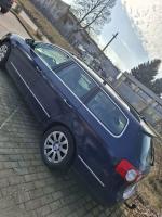 lewa strona niebieskiego samochodu Volkswagen Passat bez widocznych uszkodzeń