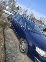 prawa strona niebieskiego pojazdu Volkswagen Passat bez widocznych uszkodzeń