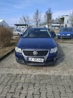 przód niebieskiego samochodu Volkswagen Passat z widocznym logo Volkswagen, widoczne uszkodzenie pasa przedniego