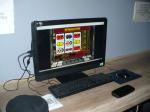 Ekran monitora komputerowego, na którym widać stronę z grą komputerową (popularne owocówki)