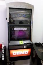Jeden automat w salonie z napisem DEMO Urządzenie demonstracyjne