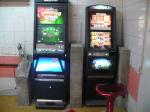 Dwa nielegalne automaty do gier między betonowymi ścianami