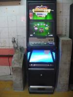 automat do gier hazardowych między żelbetonowymi ścianami